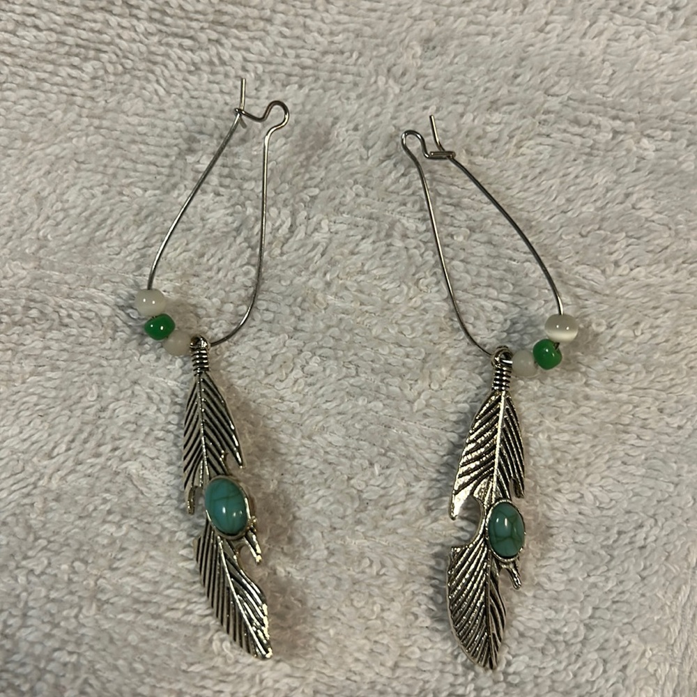 Feather dangling earrings